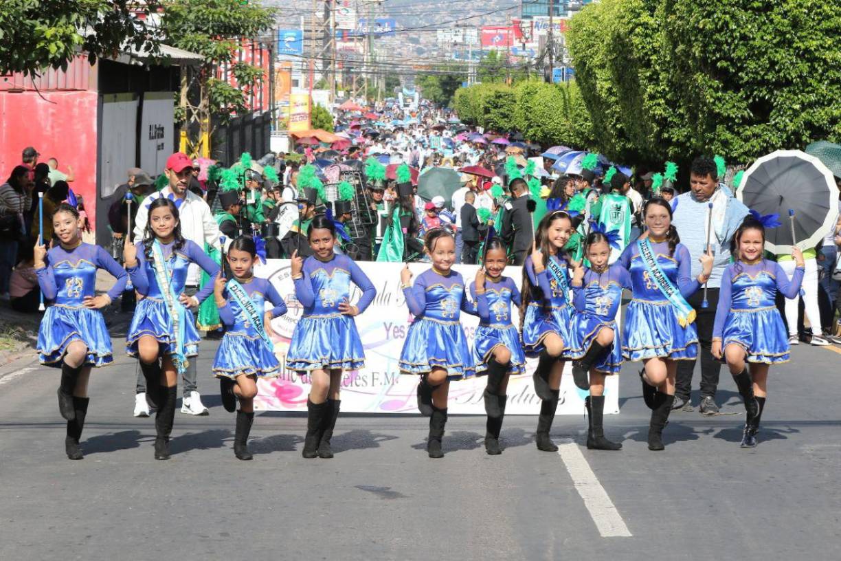 Alumnos de diferentes escuelas desfilan este domingo 10 de septiembre en Tegucigalpa (Honduras). 