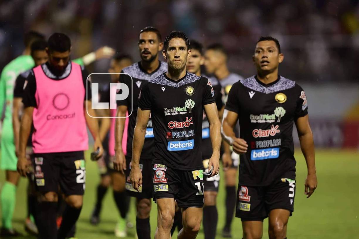 Jugadores del Diriangén, tristes por la nueva derrota contra el Olimpia.