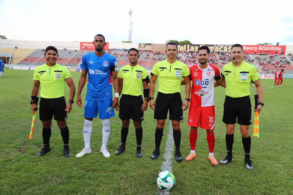 El partido arrancó a las 5:00 pm en el Estadio Ceibeño. Olimpia llegó como campeón de las vueltas regulares tras golear 3-0 a Motagua en la pasada fecha.