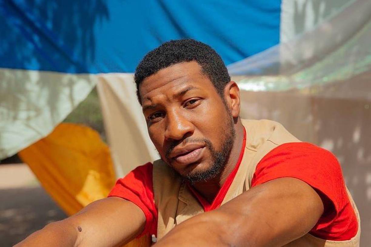 Jonathan Majors enfrentará el próximo 8 de mayo un juicio bajo la demanda de violencia doméstica. Ha sido centro de controversias y debates desde que se confirmó que, supuestamente, atacó a una mujer reconocida como su pareja, luego de que le pidiera revisar su teléfono. 
