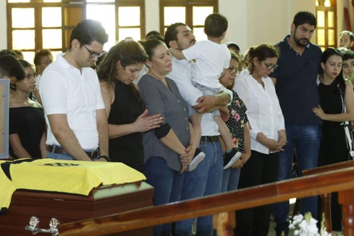 La familia de Hernán García fue acompañada por amigos del técnico.