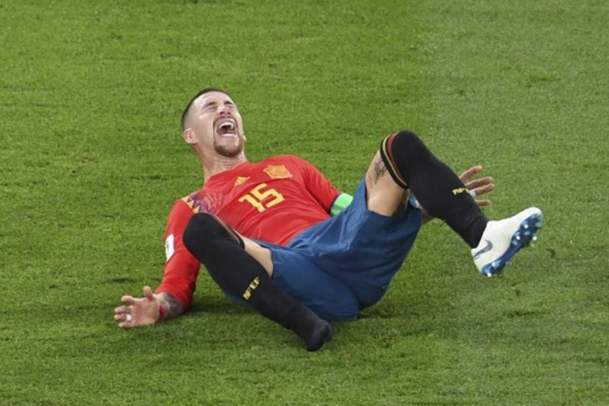 Sergio Ramos cae aparatosamente durante el encuentro entre España y Marruecos.