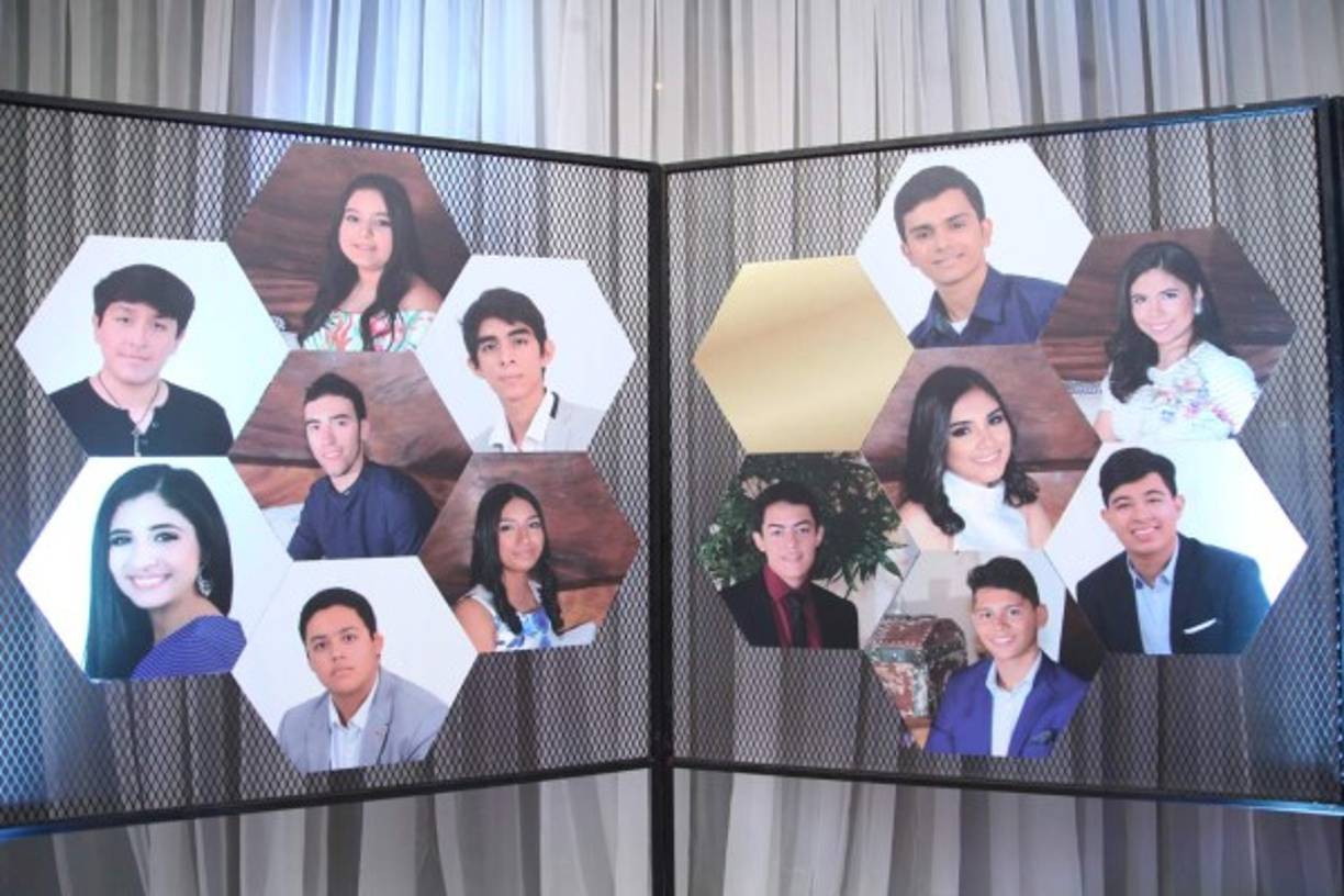 Murales con fotografías de los graduados se colocaron en la entrada del salón.