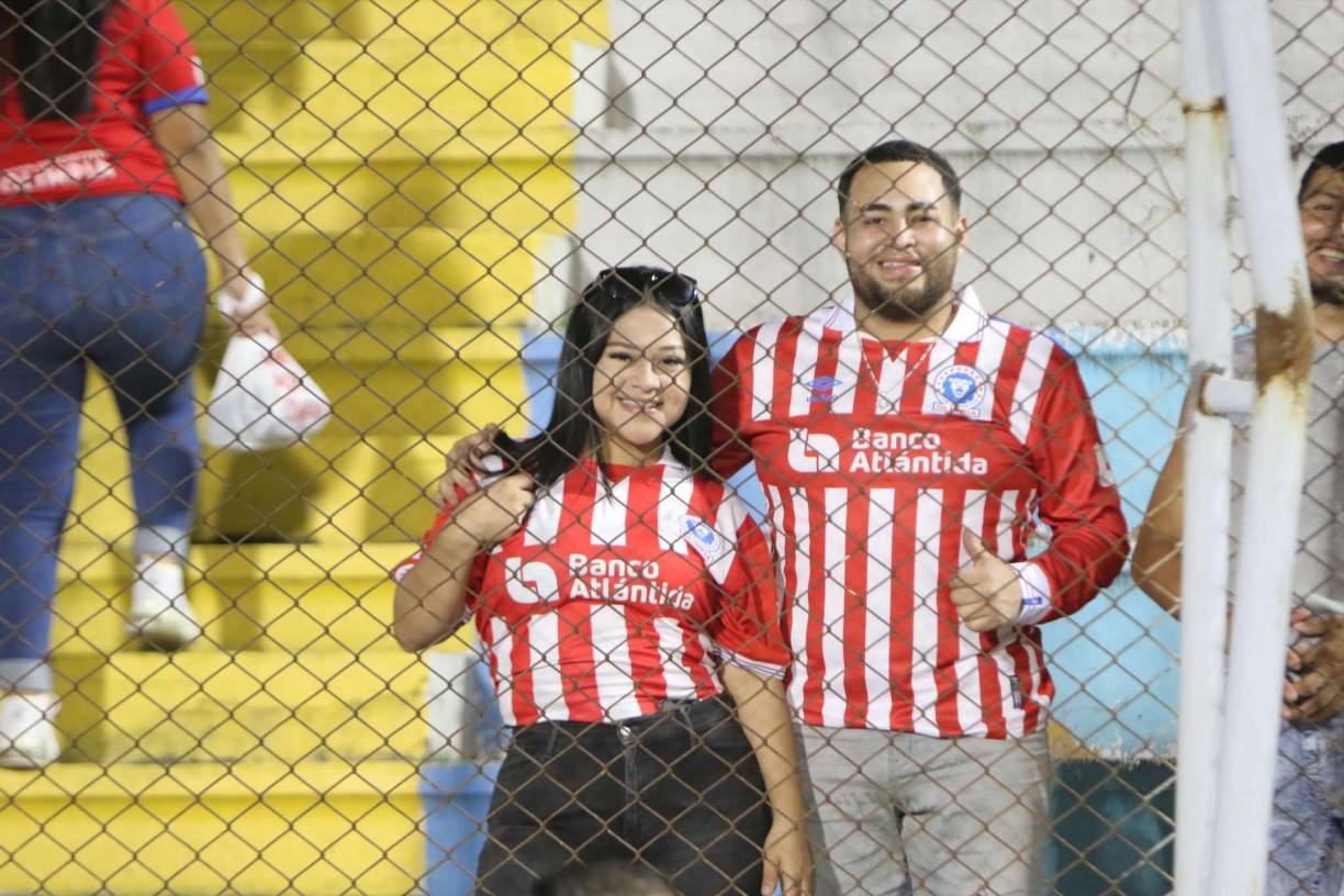 Una pareja que llegó desde muy temprano al sector de populares bien identificados con la camiseta del Olimpia.