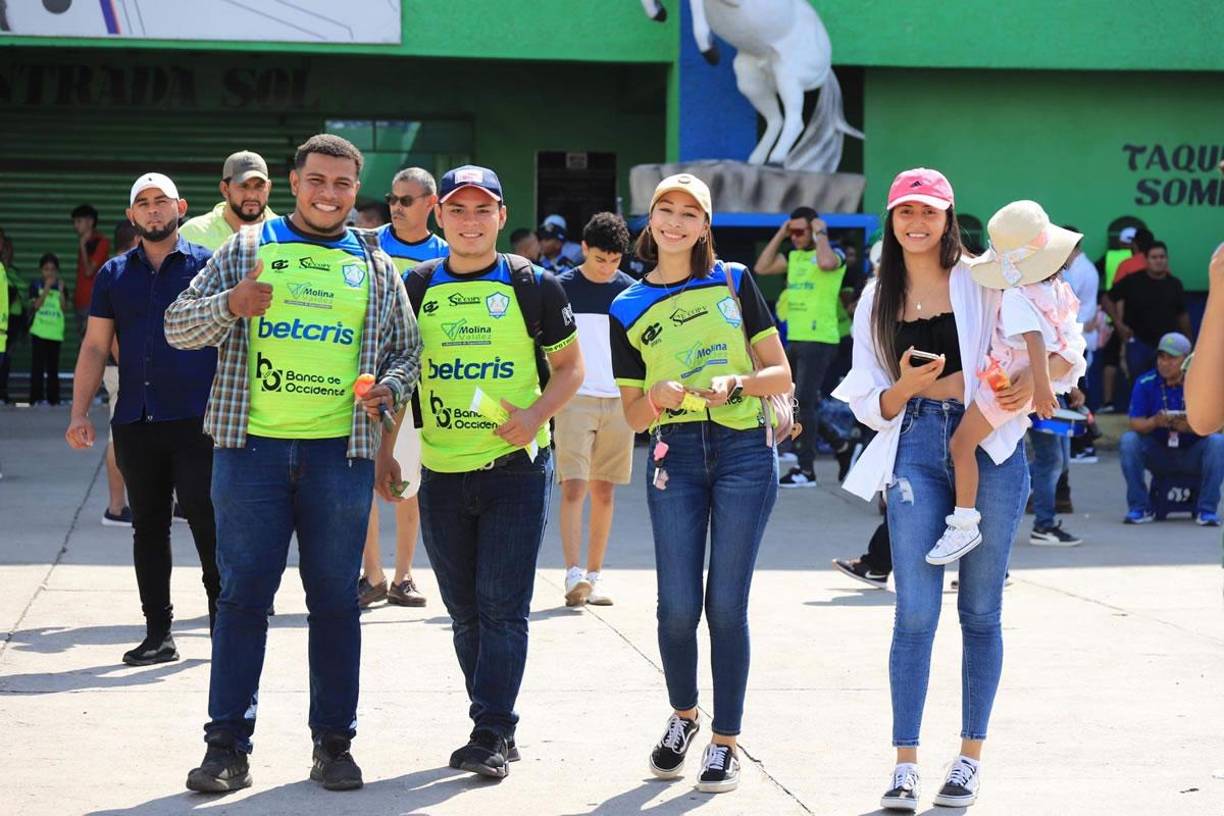 Los aficionados del Olancho FC llegaron en familia a disfrutar del partido ante Real España.