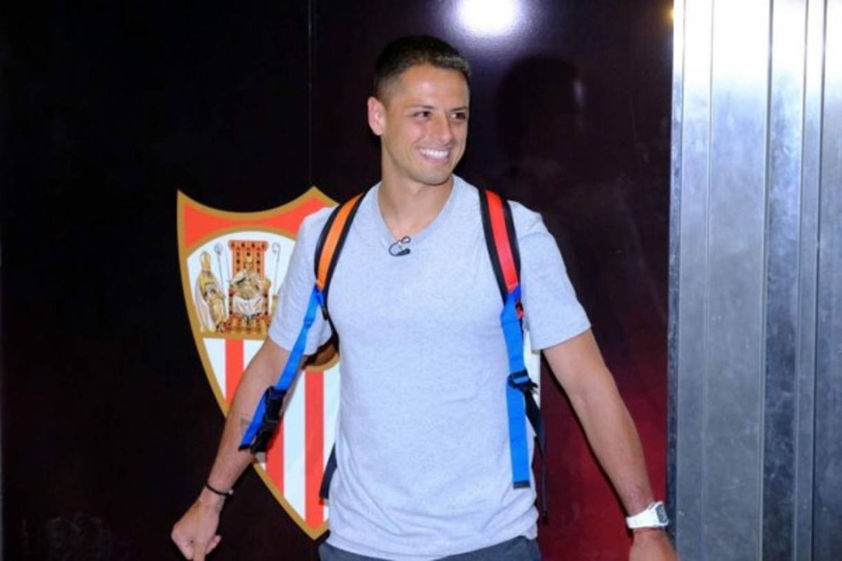 Javier 'Chicharito' Hernandez ya se encuentra en Sevilla para fichar por el club sevillano. El delantero mexicano de 31 años pasará las pruebas médicas y firmará por tres años. Se trata del penúltimo fichaje del Sevilla, el número 12, ya que también llegó el portero Bono procedente del Girona.