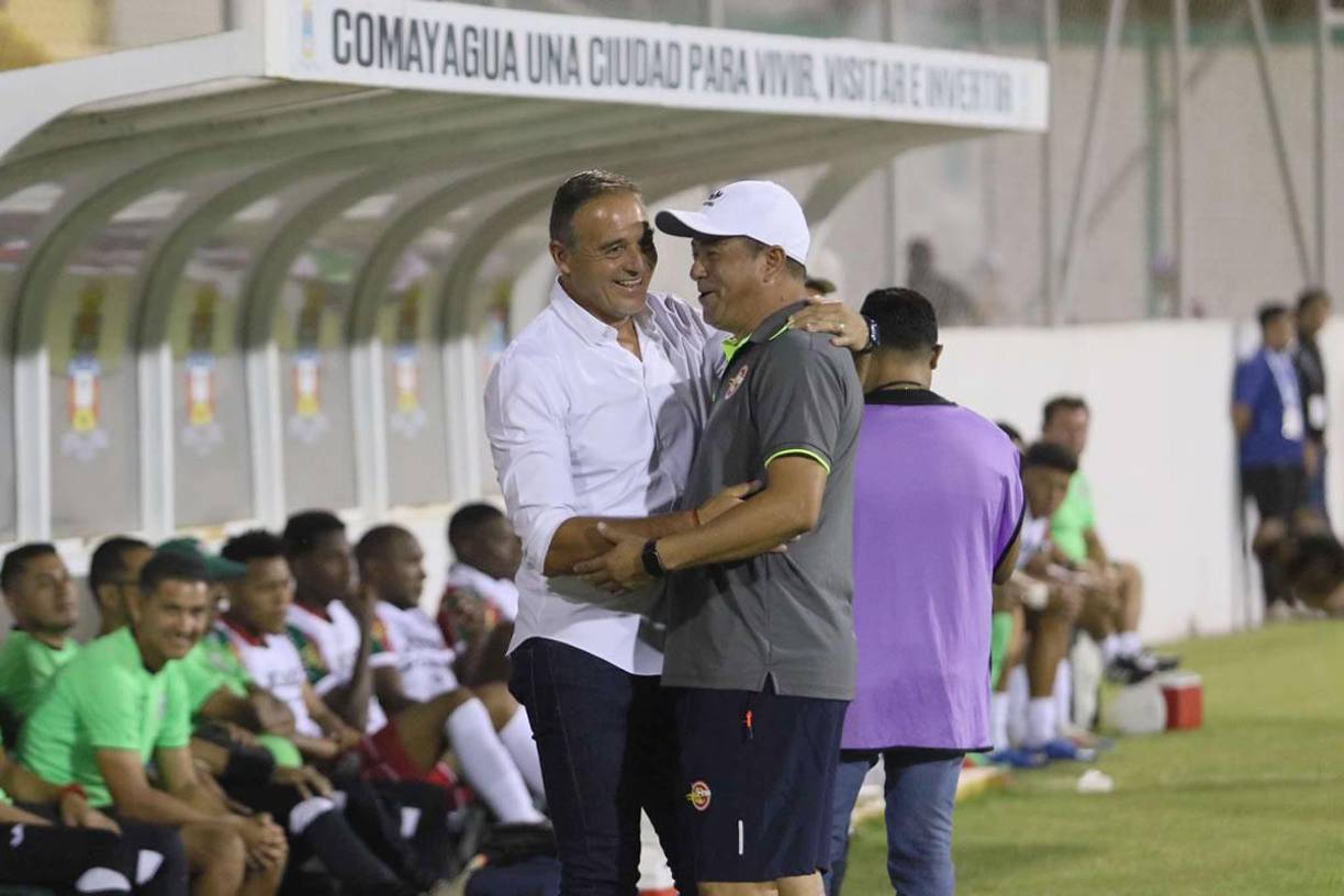 Saludo. El buen rollo entre Hernán ‘La Tota‘ Medina y Reynaldo Tilguath antes del inicio del partido Génesis-Marathón.