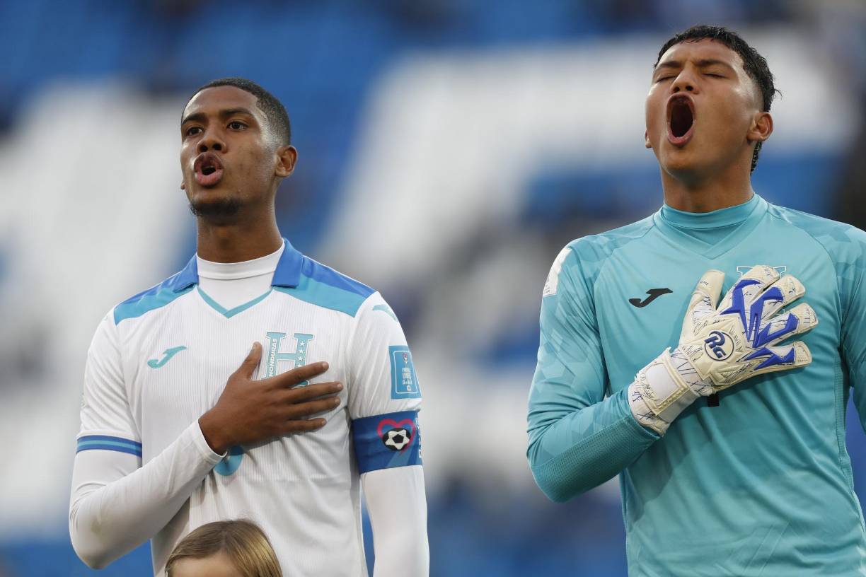 Los jugadores de Honduras entonaron con mucho fervor el Himno Nacional. El punto negro es que los organizadores cortaron el Himno Nacional pero eso no le importó a los futbolistas y no pararon de entonarlo.