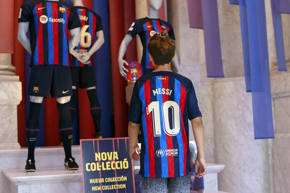 Muchos aficionados del Barcelona ya han comprado la nueva camiseta del equipo culé.