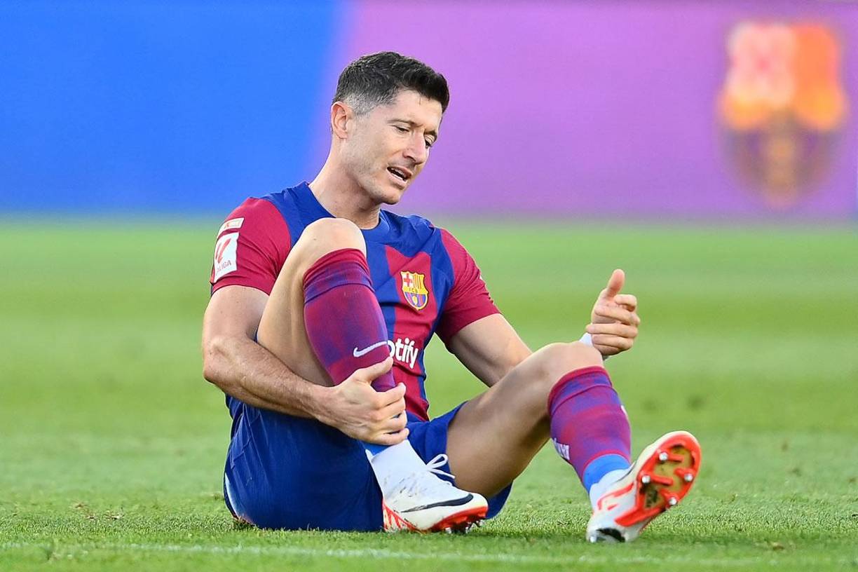 Robert Lewandowski se queja tras recibir una falta.