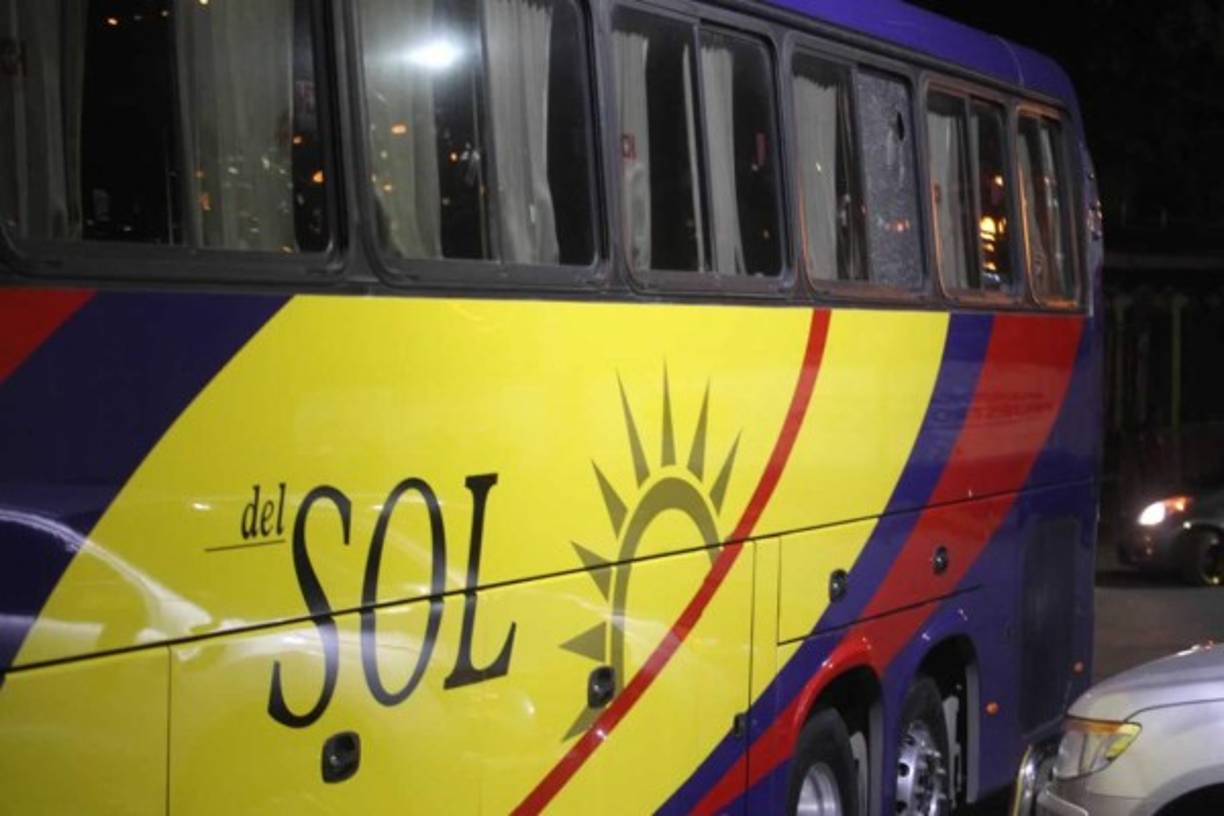 La Ultra Fiel atacó el bus del club salvadoreño lanzando piedras y quebrado vidrios del autobús.