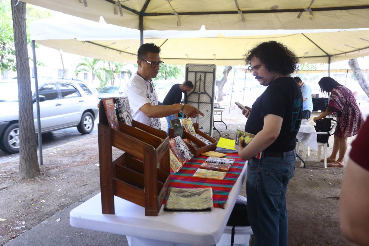 El público local asistió y pudo conversar con los escritores exponentes. 