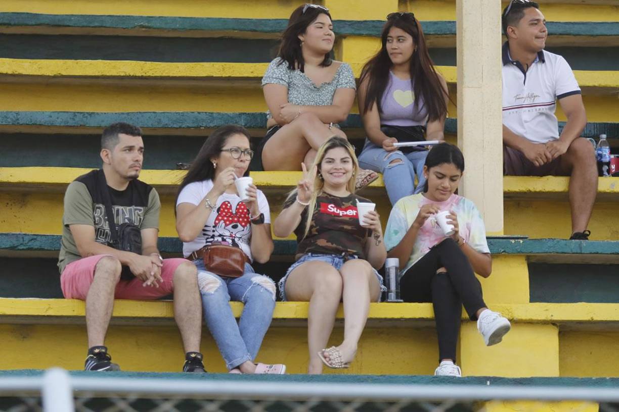 Los presentes disfrutaron del show de las leyendas de Olimpia que fulminaron a la selección de El Progreso en el partido por una noble causa.