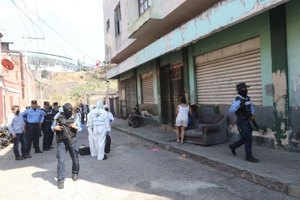 Los jóvenes habrían sido atacados por cinco sujetos -de acuerdo a testigos- que llegaron con armas de grueso calibre y los acorralaron en un rincón.