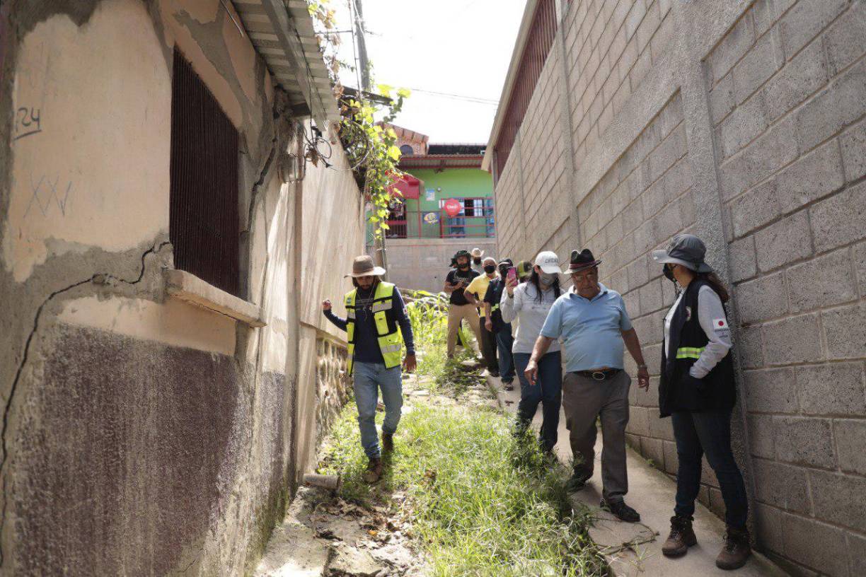 “Tuvimos que desalojar nuestras casa, nuestros sueños, nuestros esfuerzos”, deploró otra vecina, Angelina Hernández.
