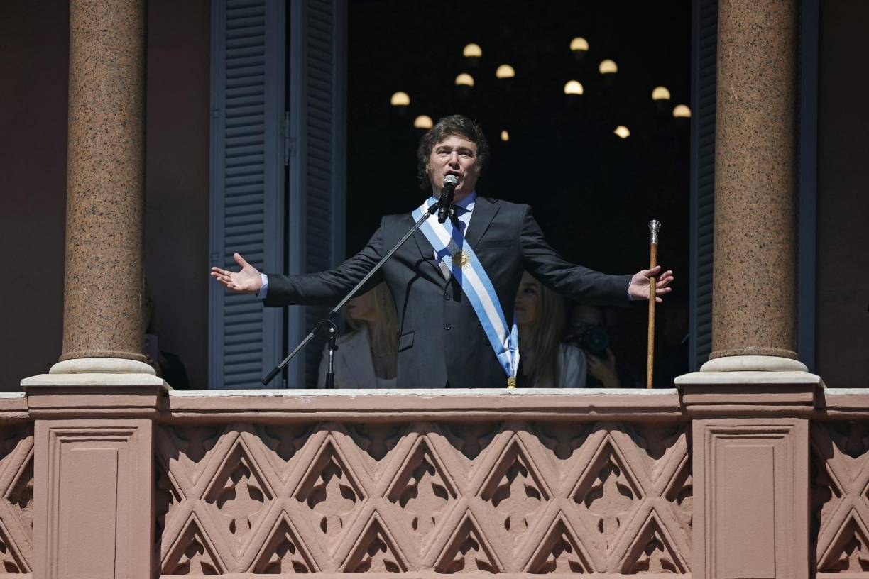 El economista ultraliberal Javier Milei, de 53 años, asumió el 10 de diciembre como presidente de Argentina después de su amplia victoria el 19 de noviembre frente al peronista de centro Sergio Massa. Este “antisistema”, detractor de los peronistas y liberales que se alternan el poder desde hace 20 años, promete una terapia de choque para la tercera economía de América Latina, que sufre una inflación récord: privatizaciones, recortes con “motosierra” en el gasto público, dolarización y supresión del Banco Central.