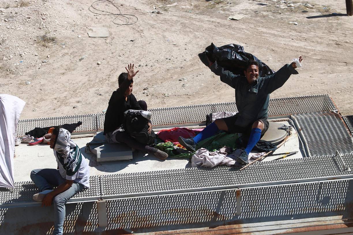 “Siempre lo detienen a uno y lo bajan a uno de los buses. No nos están dejando agarrar pasaje para los buses porque te bajan. Quieren que te vayas caminando todo el tiempo”, relató el migrante, quien tras dos meses de travesía llegó a Ciudad Juárez, donde espera cruzar a la ciudad estadounidense de El Paso.