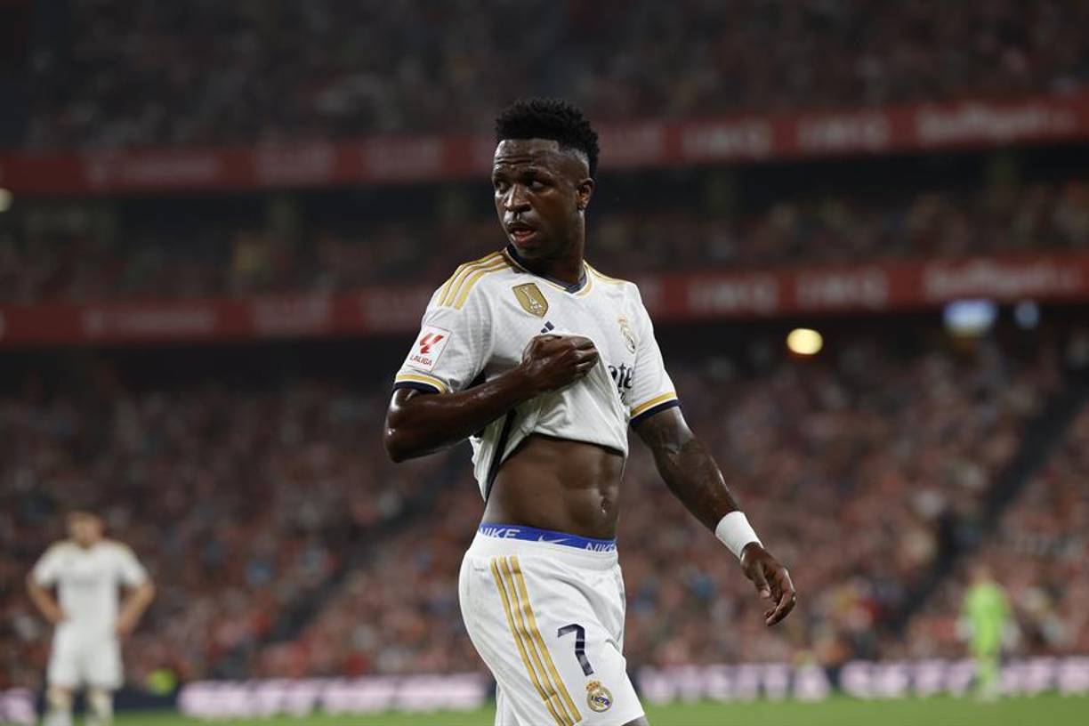 Y tras el final del partido, Vinicius sorprendió con un gesto a un aficionado. 