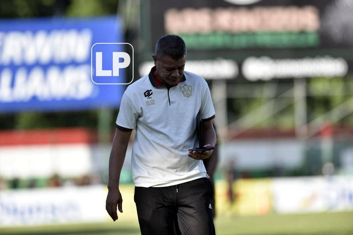 Wilson Molina, asistente técnico del Olancho FC, dirigió al equipo ante Marathón por la suspensión del entrenador Humberto Rivera.