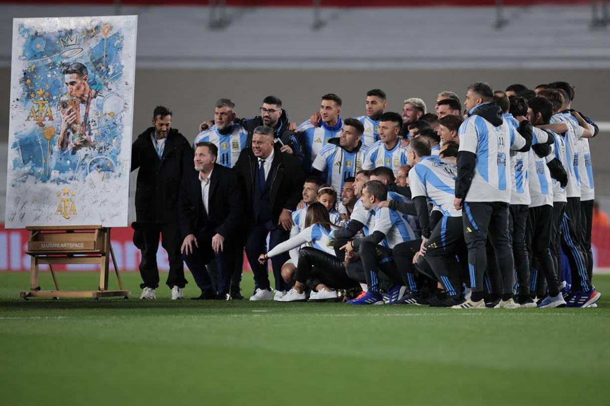 El presidente de la Conmebol, Alejandro Domínguez (2-i) y el presidente de la Asociación del Fútbol Argentino (AFA), Claudio ‘Chiqui’ Tapia (3-i), posan con Ángel di María y jugadores de la selección argentina.