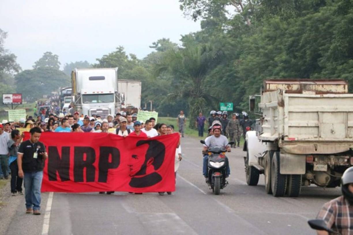 La Resistencia también bloqueó la carretera que conduce Tela hacia El Progreso, Yoro.