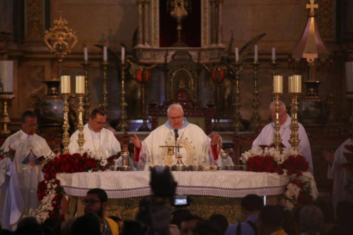 El cardenal José Luis Lacunza, obispo de la Diócesis de David (Panamá), ofició la misa este día, invitado por el cardenal hondureño Óscar Andrés Rodríguez.