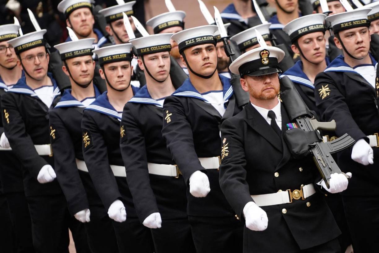 Un holograma de la Reina en una carroza de oro sorprende en desfile del Jubileo de Platino