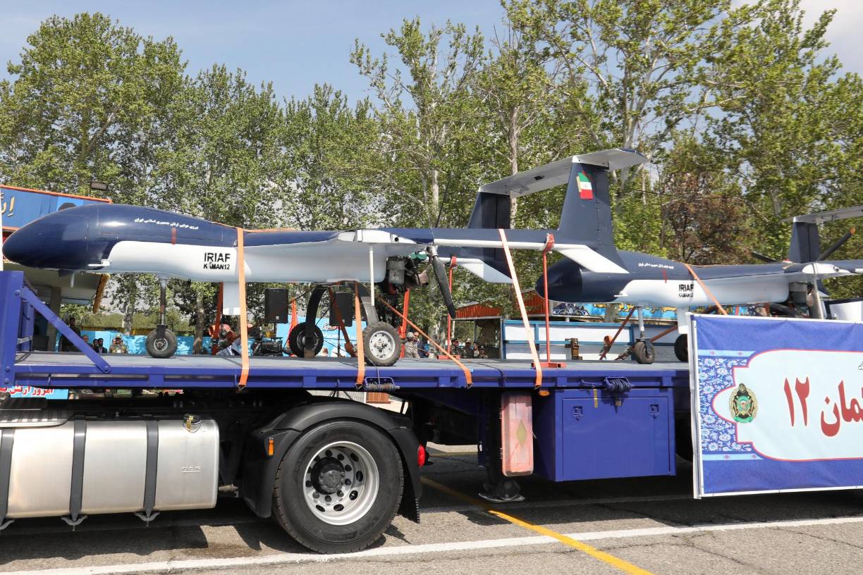 A lo largo del país hubo desfiles en las capitales provinciales y en Teherán en las que participaron efectivos de las fuerzas terrestres, drones de diversos tipos, tanques y misiles Fatah 360, Qader y Qader de corto y medio alcance, entre otros.