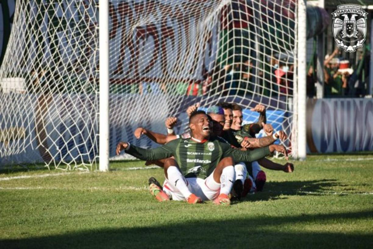 La emoción de Costly con sus compañeros al festejar su gol.