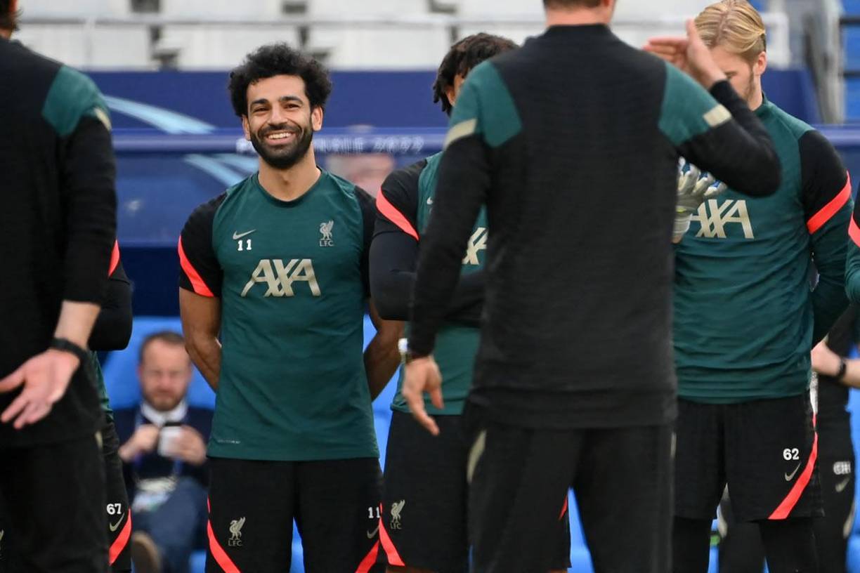 Mohamed Salah sonríe durante la charla de Jürgen Klopp.