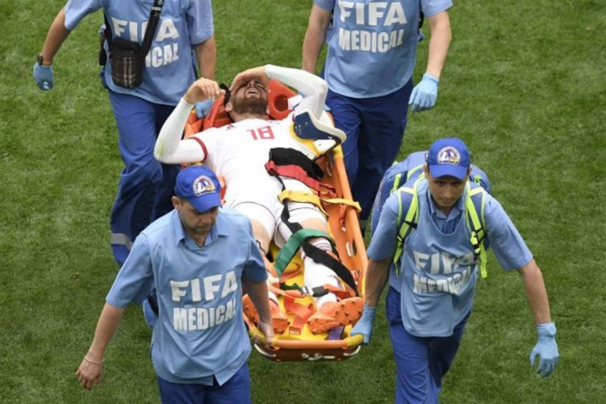 El iraní Alireza Jahanbakhsh es retirado en camilla de la cancha en el juego que ganaron 1-0 a Marruecos. Foto AFP
