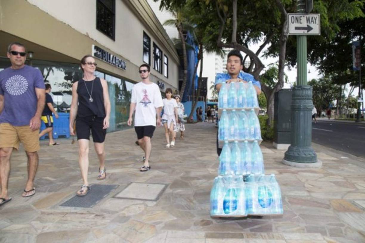Los hawaianos se volcaron a los supermercados para abastecerse de agua y alimentos previo a la llegada del ciclón.