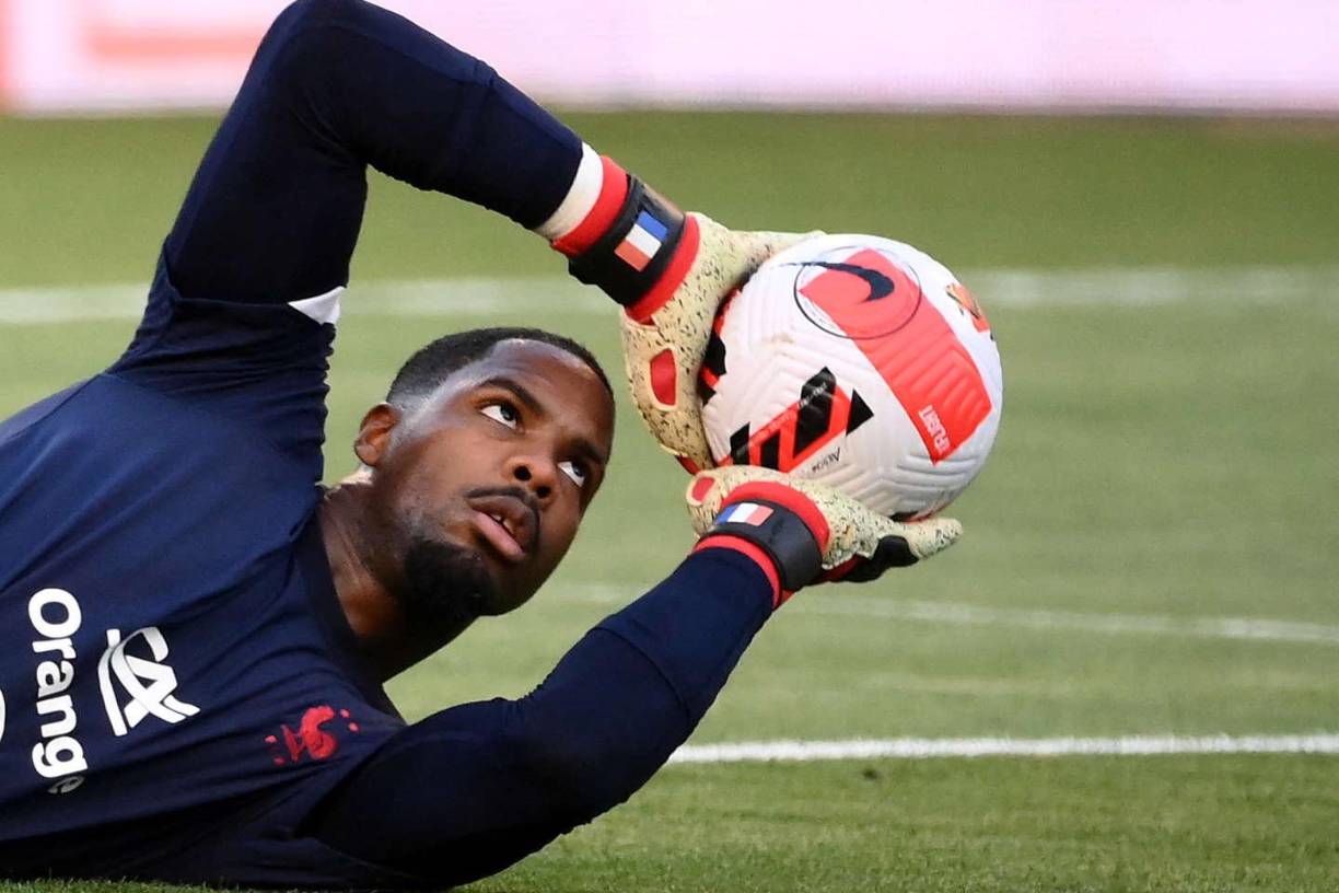 Mike Maignan: El arquero titular del AC Milan no forma parte de los convocados debido a una lesión que lo mantiene fuera de las canchas.