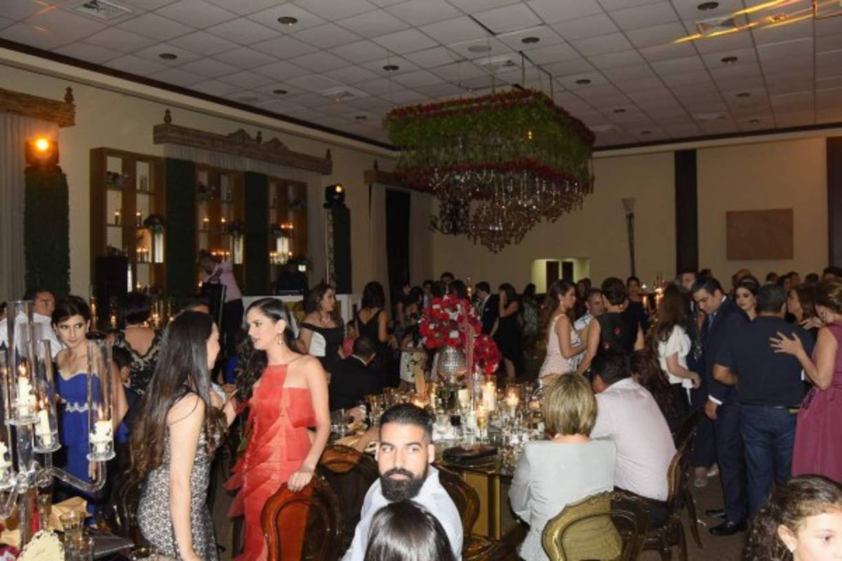 Rosas rojas, candelabros de cristal y un ambiente de fiesta se disfrutó en el salón más alto.