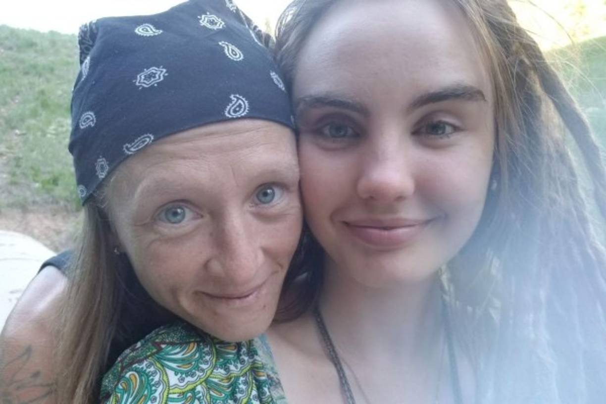 Trabajaban en los campamentos. El 13 de agosto se instalaron en uno, pero el 18 de ese mismo mes fueron reportadas como desaparecidas, tras contarle a sus amigas que un 'tipo asqueroso' las estaba asustando.