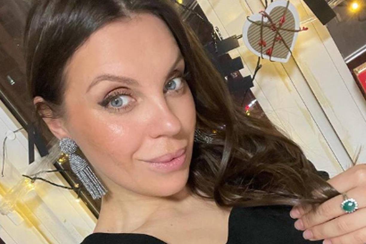 La joven fue arrestada por la policía bajo sospecha de haber asesinado a su madre de 38 años.