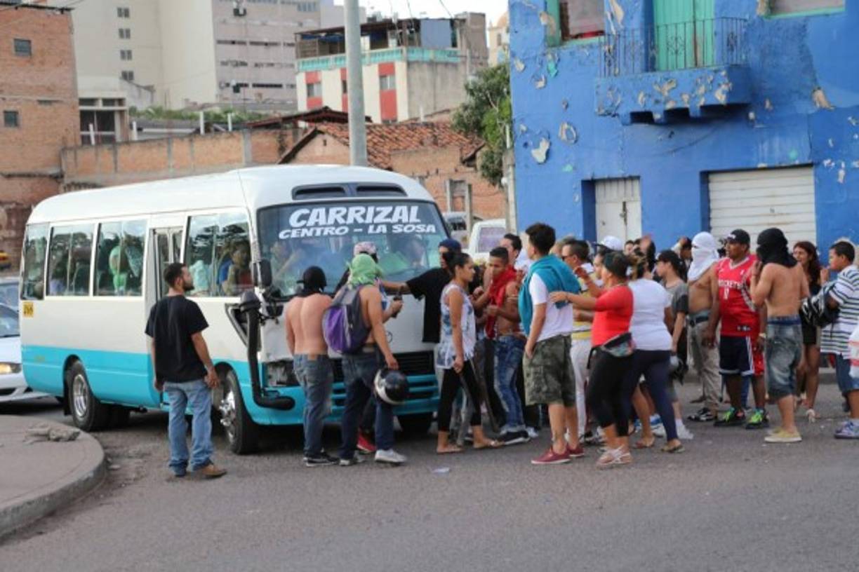 Los enardecidos comerciantes al tratar de frenar el paso a un bus.