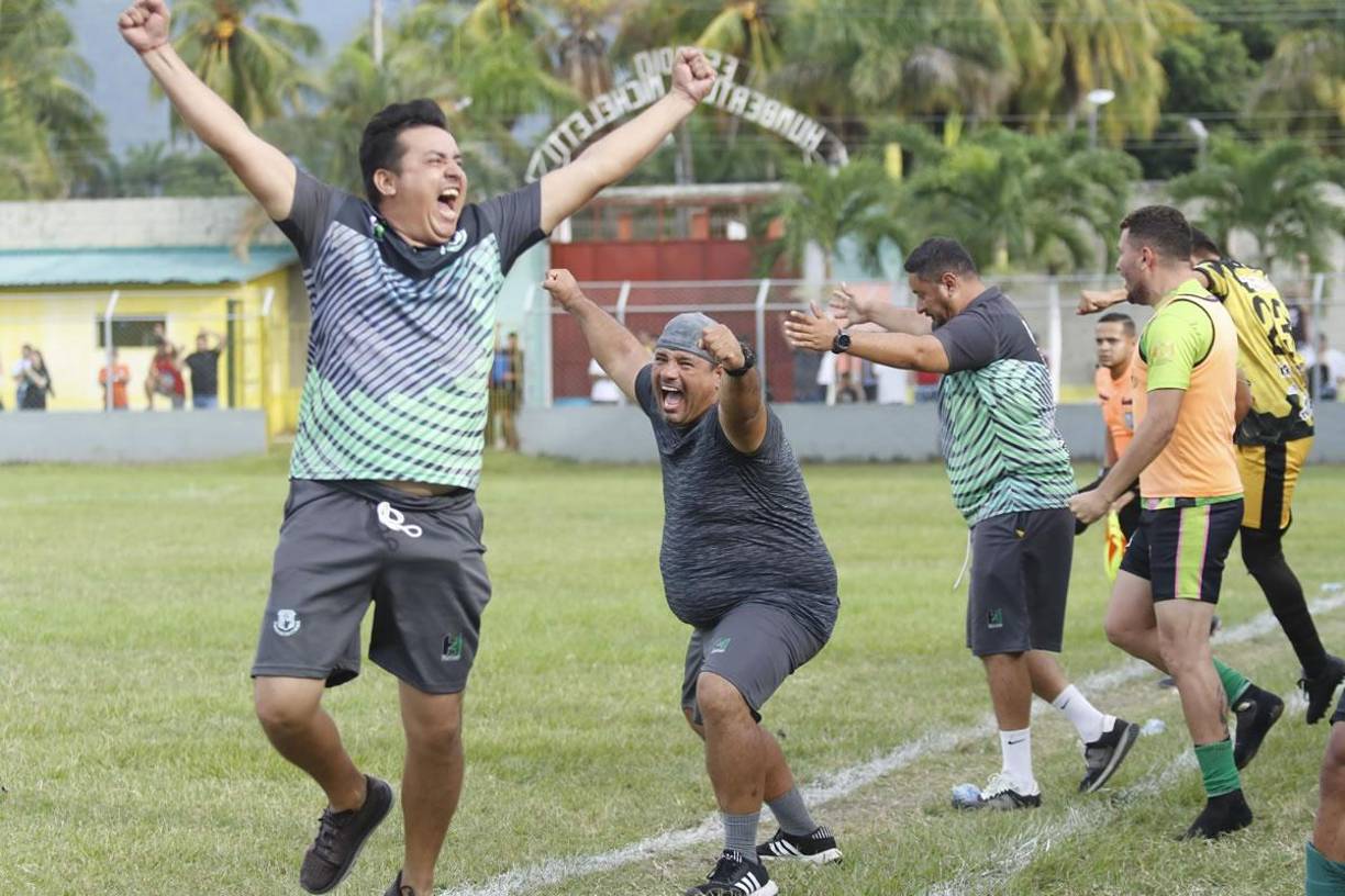 La eufórica celebración del entrenador del CD San Juan, Jacobo Sabillón, tras lograr el ascenso a Segunda División.