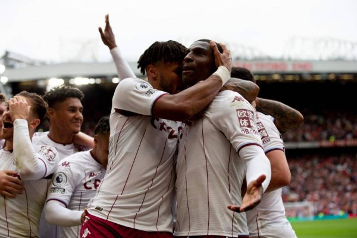 La celebración de los jugadores del Aston Villa tras el gol de Kortney Hause en Old Trafford.