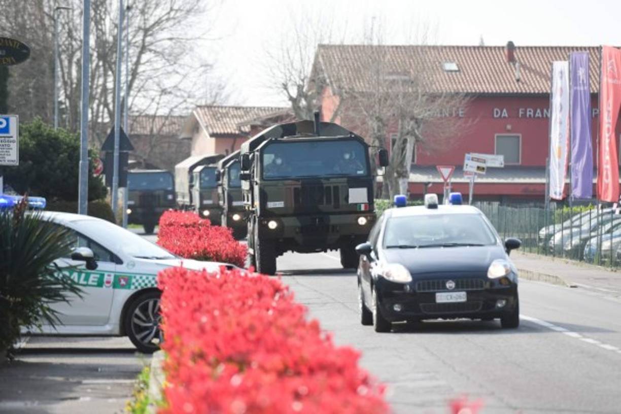 Esta imagen muestra un convoy militar afuera de la iglesia de San Giuseppe en Seriate, Italia, mientras ataúdes de personas fallecidas por el nuevo coronavirus son llevados para ser bendecidos.