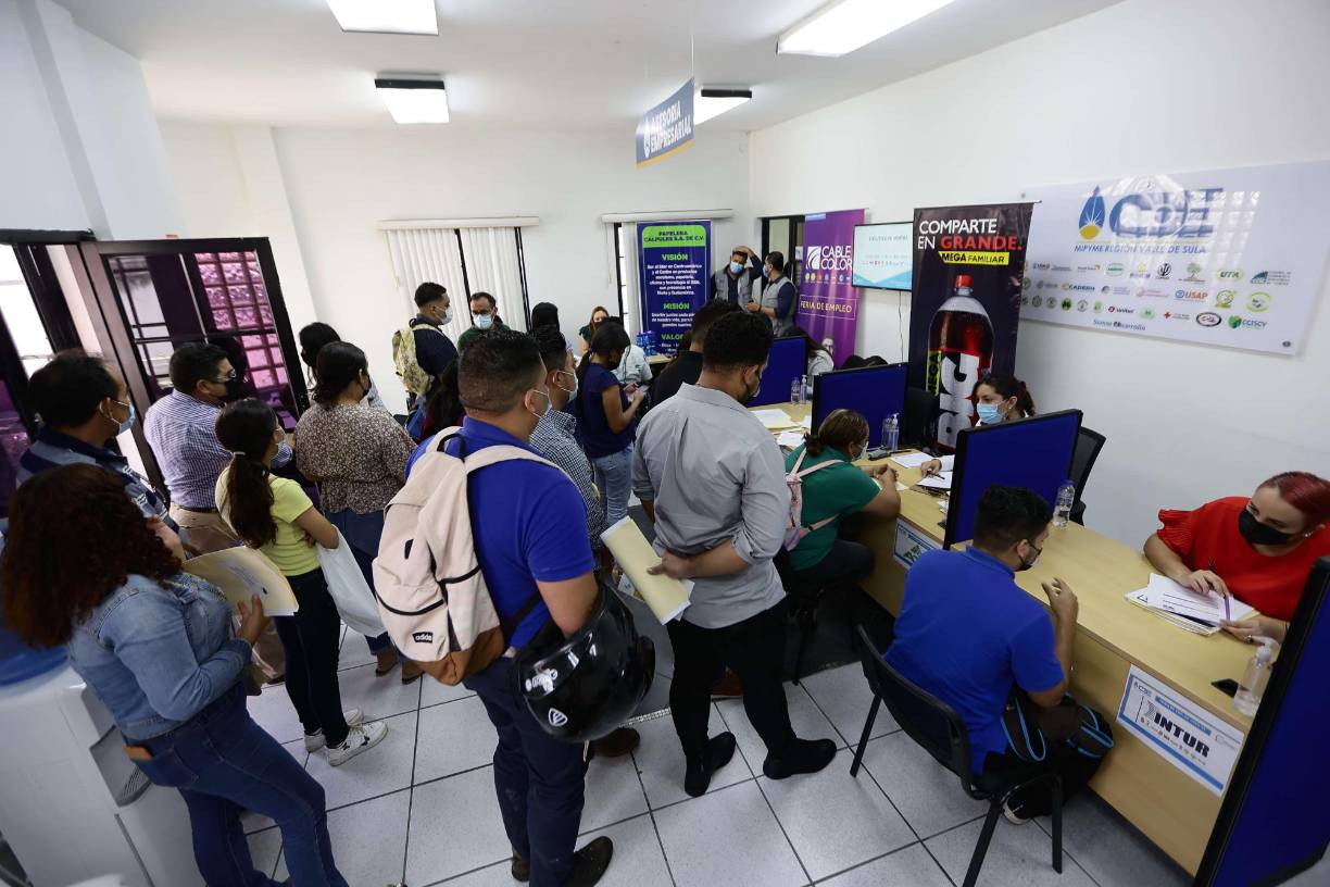 Decenas de personas se hicieron presentes.