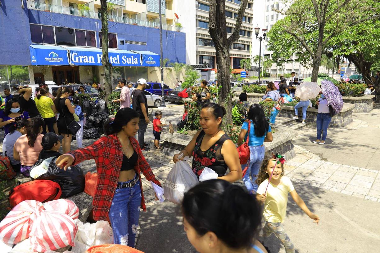 Algunos con precios ya establecidos y otros por medio de subastas, es decir, quién da más.Estas comunidades han crecido como la espuma en el ultimo año, algunos de estos grupos cobran una especie de membresía a sus miembros para permitirles transmitir en vivo y postear. Otros son gratis, pero todos tienen sus reglas que deben ser cumplidas o son sancionadas.