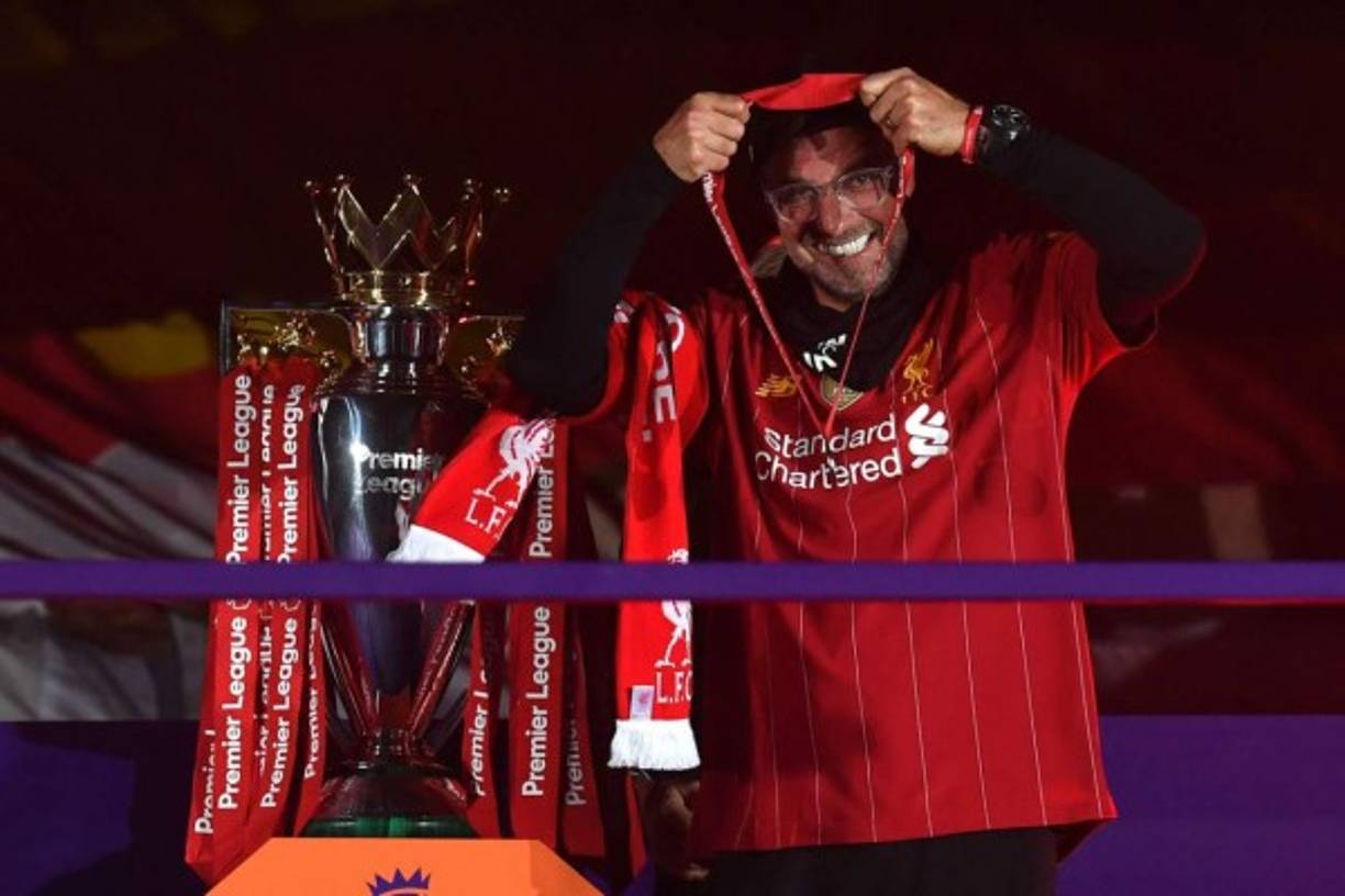 Jürgen Klopp al momento de colgarse la medalla de campeón de la Premier League.