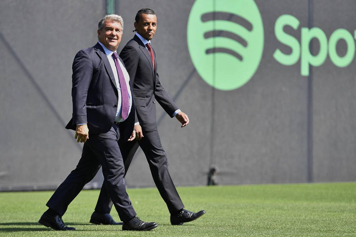 El presidente del FC Barcelona, Joan Laporta, acompañó a Koundé durante la rueda de prensa, en la que explicó que el equipo incorpora “a un jugador muy deseado por Xavi Hernández, que ha sido muy insistente en este fichaje para reforzar la defensa”.