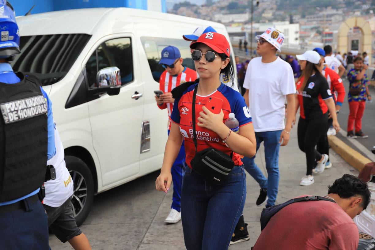 Esta chica llegó desde horas del mediodía al estadio para ver a su amado Olimpia.