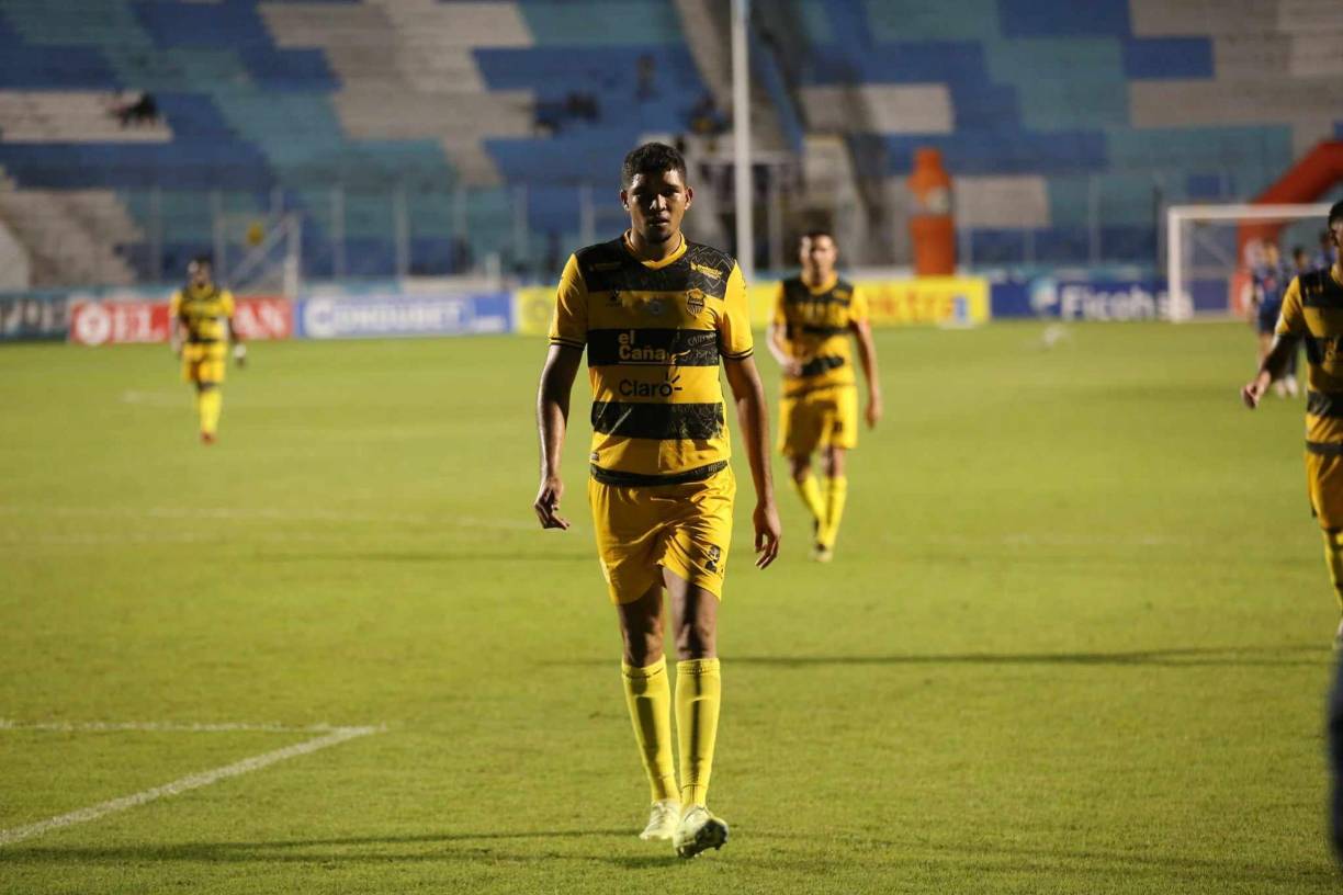 La tristeza de los futbolistas de Real España tras perder un nuevo clásico en la Liga Nacional de Honduras.