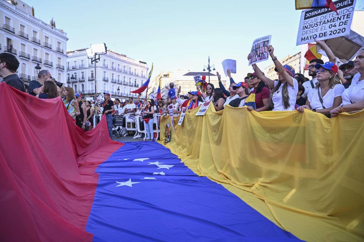  A la concentración asistieron representantes de formaciones políticas españolas como el conservador Partido Popular (PP) y el ultraderechista Vox.