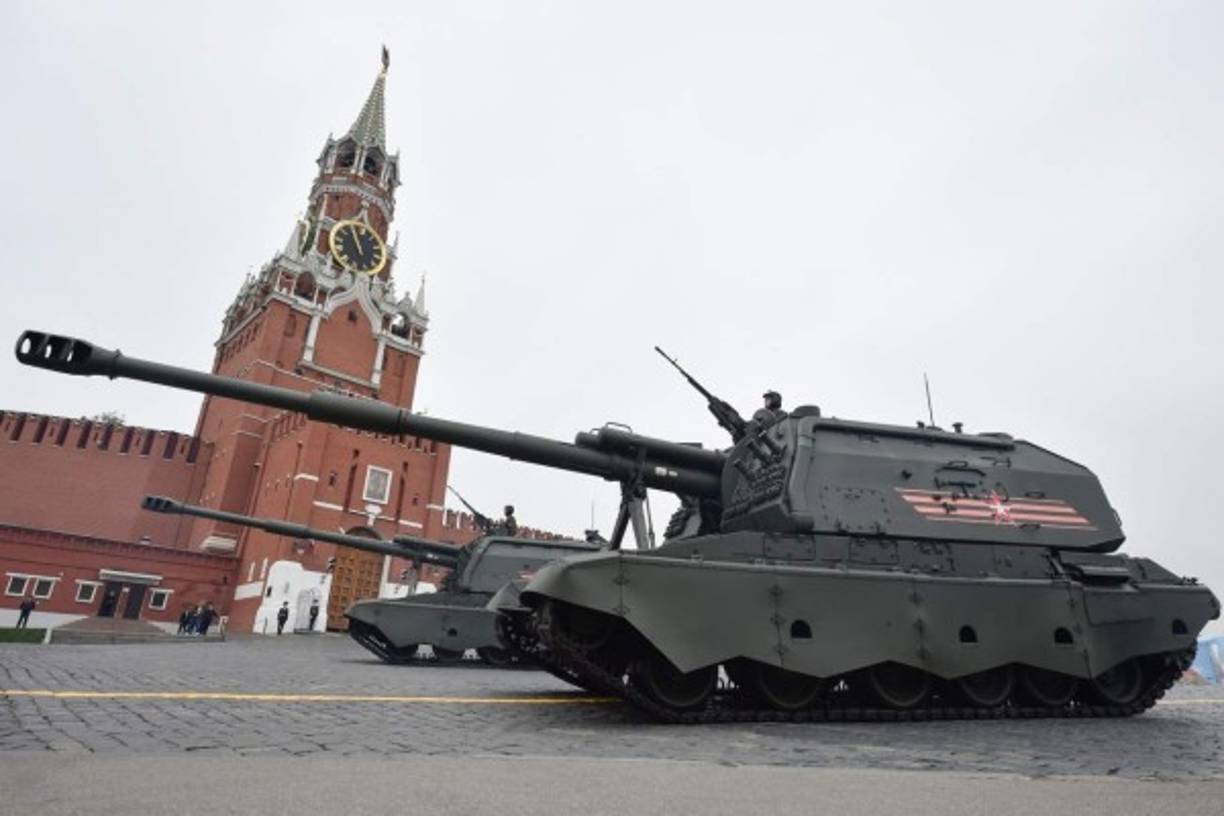 El desfile de hoy se limitó a mostrar la artillería luego de que las malas condiciones climatológicas impidieron que surcaran los cielos como es habitual los cazas de última generación, los bombarderos estratégicos y los helicópteros de asalto.