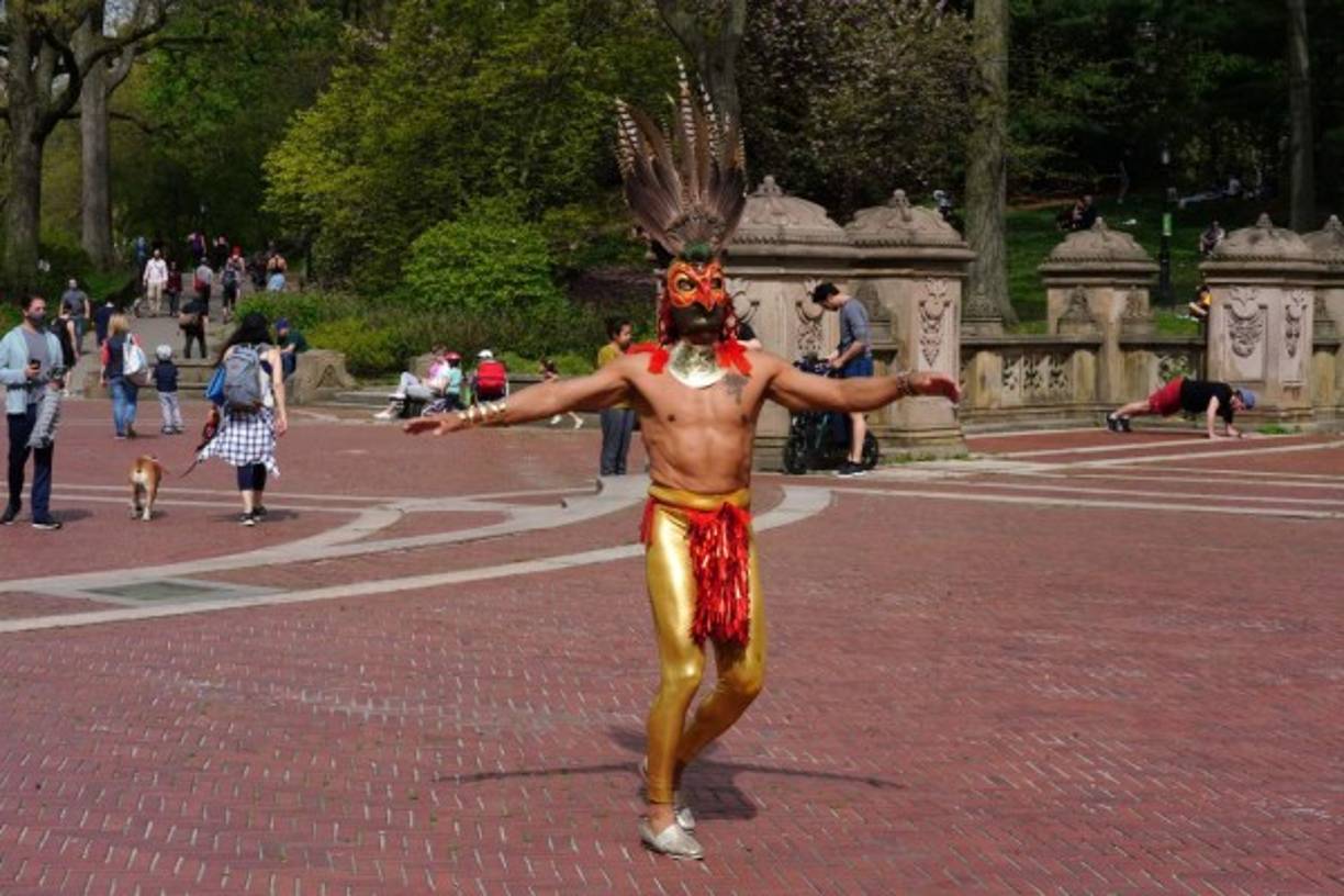 Cuomo anunció el sábado que 299 neyorquinos murieron por coronavirus en las últimas 24 horas, un número apenas mayor a los 289 registrados el día previo.