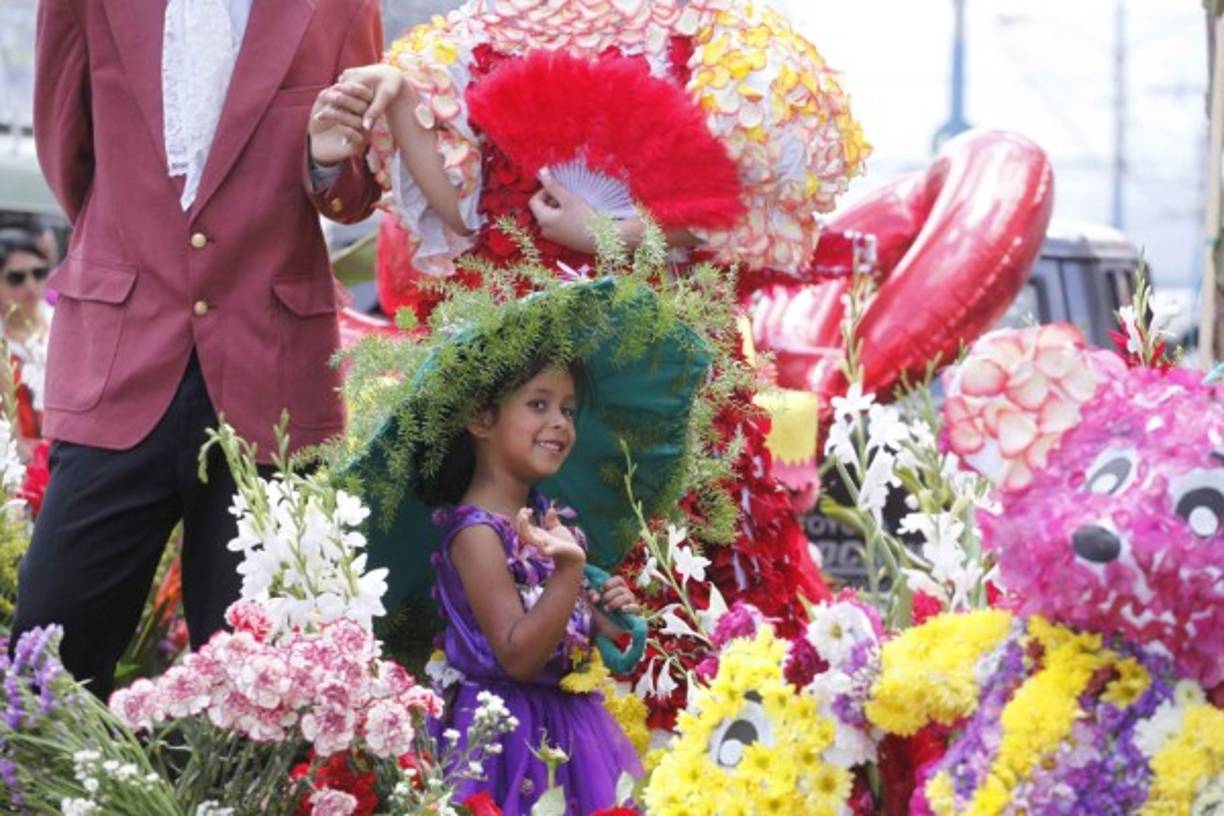 Las niñas adornaron el festival. Foto: Wendell Escoto.